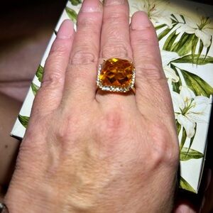 ⭐️beautiful treat yourself~Elegant Gold and Orange Ring